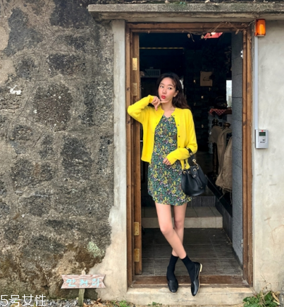 碎花連衣裙配什么外套？碎花連衣裙搭配外套圖片