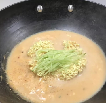 牛奶辛拉面煮多久？牛奶辛拉面牛奶和水的比例