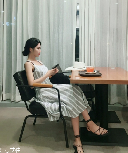 條紋連衣裙配什么鞋子？條紋連衣裙搭配鞋子圖片