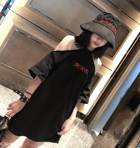 長(zhǎng)款t恤如何搭配？長(zhǎng)款t恤搭配技巧