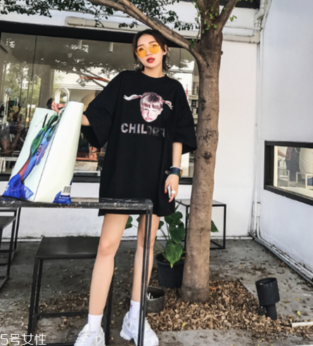 長(zhǎng)款t恤如何搭配？長(zhǎng)款t恤搭配技巧