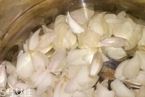 新鮮百合能泡水喝嗎？新鮮百合泡水好嗎？