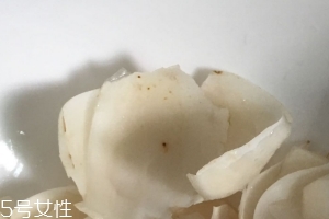 新鮮百合可以燉雞嗎？新鮮百合燉雞好吃嗎？