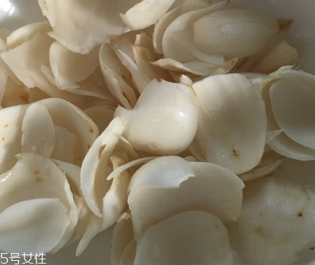 新鮮百合可以燉雞嗎？新鮮百合燉雞好吃嗎？