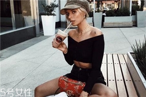 鎖骨鏈怎么搭配？鎖骨鏈搭配衣服技巧