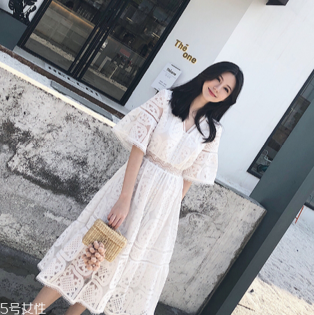 白色連衣裙怎么搭配？白色連衣裙搭配技巧