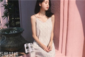吊帶裙怎么穿好看？吊帶裙穿搭技巧