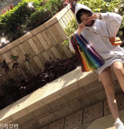 ashish彩虹亮片包多少錢？ashish彩虹亮片包價格