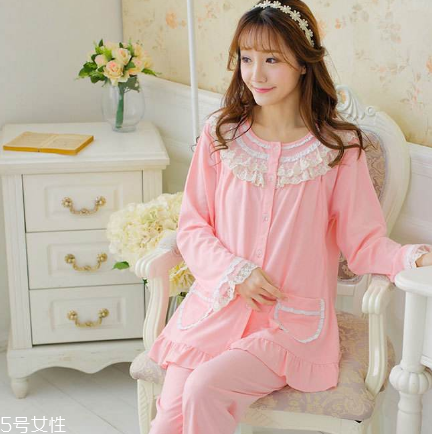 睡衣里面要穿內(nèi)衣嗎？睡衣里面穿不穿內(nèi)衣
