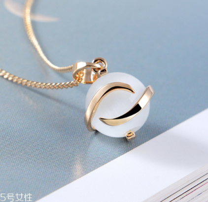 項(xiàng)鏈?zhǔn)屈S金還是鉑金好？項(xiàng)鏈買黃金還是鉑金