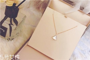 寶格麗扇子項(xiàng)鏈?zhǔn)鞘裁床馁|(zhì)？寶格麗小扇子項(xiàng)鏈材質(zhì)
