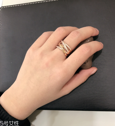 戒指戴小指是什么意思？戒指戴小指代表什么含義