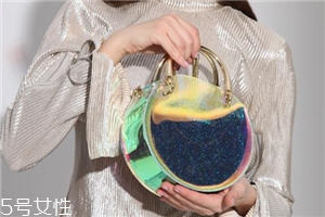 夏天適合背什么包？適合夏天背的包包款式