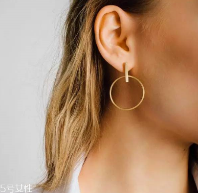 耳環(huán)可以戴著睡覺嗎？耳環(huán)能不能戴著睡覺