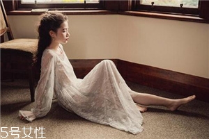夏天穿什么樣的百褶裙好看？夏天適合穿什么百褶裙
