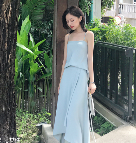 夏天穿什么顏色衣服顯白？夏天最顯白的衣服顏色