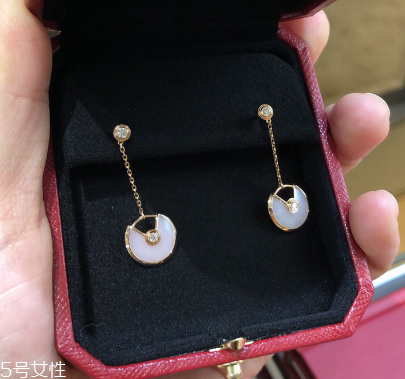 耳環(huán)買黃金還是鉑金？耳環(huán)黃金和鉑金哪個(gè)好