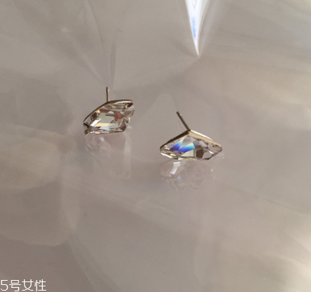 耳釘可以用鹽水消毒嗎？耳釘用鹽水消毒有用嗎