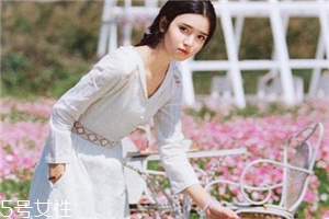 小白裙怎么搭配？小白裙搭配技巧