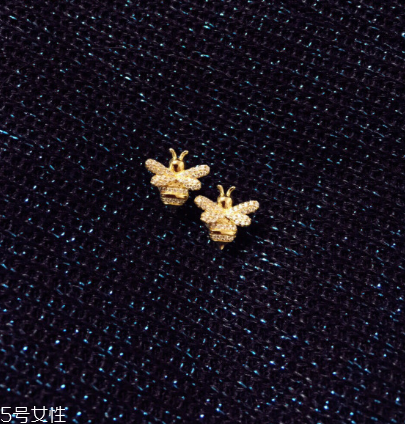 耳釘有血跡怎么清洗？耳釘上的血跡用什么洗？