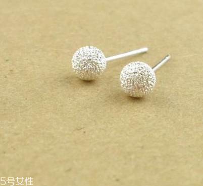 耳釘一定要打耳洞嗎？耳釘要有耳洞嗎？