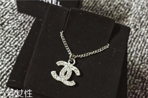 香奈兒雙c項(xiàng)鏈多少錢(qián)？chanel雙c項(xiàng)鏈專柜價(jià)格