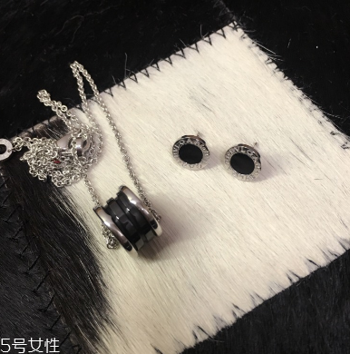 耳釘上有綠東西是什么？耳釘變綠了怎么清洗？