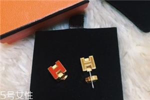 耳釘上有綠東西是什么？耳釘變綠了怎么清洗？
