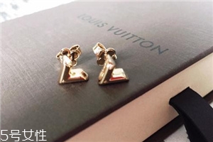 耳釘穿不過去怎么辦？耳釘卡在中間怎么處理？