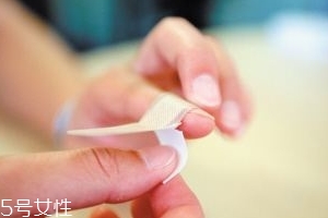 創(chuàng)可貼可以貼痘痘嗎？創(chuàng)可貼貼痘痘好嗎？