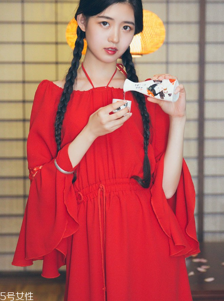 大紅色連衣裙怎么搭配？大紅色連衣裙搭配技巧