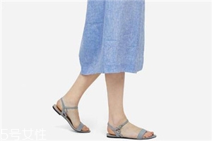 腳寬的人適合穿什么涼鞋？腳胖穿什么涼鞋好看？