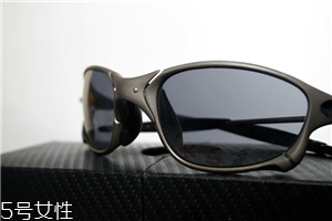 oakley是奢侈品牌嗎？歐克利屬于奢侈品嗎？