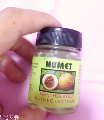 豆蔻膏的功效與作用 豆蔻膏治什么?。?></p><h3>跌打損傷后怎么辦</h3><p>跌打后未見出血</p><p>正確：24小時內冰敷</p><p>錯誤：用手揉捏。不小心摔了，大家總是習慣趕緊揉一揉來緩解疼痛，但專家提醒，揉捏等按摩方法對于勞損、疲勞比較有效，但摔傷后按摩不當則容易加重傷勢。提醒人們，摔傷后揉捏紅腫部位反而會腫得更厲害，甚至導致出血。另外，摔跤后如果不太疼痛，人們往往認為沒有骨折，這種觀點是錯誤的，疼痛和骨折并沒有直接的因果關系，一旦亂揉亂捏反倒可能使骨折錯位。如果摔倒后皮膚發(fā)生了輕微的磕傷或者扭傷，青腫但無破損，可先用冰塊冷敷傷處15至20分鐘，每天敷三到四次;24小時之后可以考慮用熱毛巾濕敷，這樣青腫很快會被吸收。另外還需特別注意的是，剛開始不疼、過一段時間開始劇烈疼痛的摔傷，一定要盡快到醫(yī)院治療。</p> </div>
<div align=