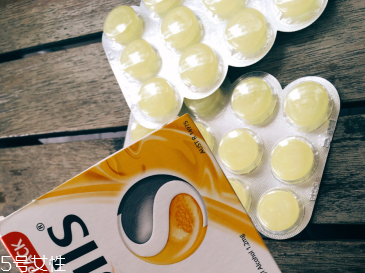 strepsils是什么藥？strepsils治什么?。?></p><h3>喉嚨痛不能吃什么</h3><p>喉嚨痛不能吃什么?咽喉腫痛是口咽和喉咽部病變的主要癥狀，以咽喉部紅腫疼痛、吞咽不適為特征。為了減輕喉嚨痛的痛苦，所以在這個時期，要注意飲食、要忌口。那你知道喉嚨痛不能吃什么食物嗎?</p><p>1、忌吃炒米：炒米易傷陰上火，益增其疾。炒米雖香，性燥助火，非中寒便瀉者忌之。</p><p>2、忌吃肉類有：狗肉，羊肉，雞肉，鵝肉，鷓鴣肉等。咽喉腫痛為實熱邪火，而以上所列肉類有溫?zé)釡匮a功用，吃了易助熱動火，生熱助痰，很容易加劇咽喉腫痛，所以一定要忌食。</p><p>3、忌吃橘子：性涼，味甘酸。如過多食用，極易出現(xiàn)咽喉干痛，口舌生瘡或潰瘍。所以，在患有咽喉腫痛期間，暫不宜多吃橘子。</p><p>4、忌吃性溫性熱的食物：龍眼肉，韭菜，辣椒，胡椒，砂仁，桂皮，大小茄香，人參等。</p><p>除了以上列舉，還應(yīng)當忌吃生姜、蔥、蒜、丁香、蓽撥、洋蔥、香椿頭、胡荽、芥菜、花椒、荔枝、櫻桃、大棗、豬肥肉、蝦子、海參、黃芪、紫河車、冬蟲夏草、香煙、白酒、酒釀等。</p><p style=