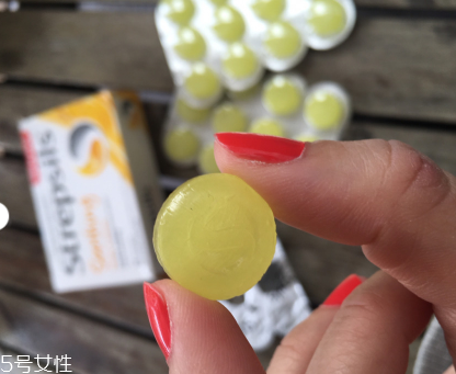 strepsils是什么藥？strepsils治什么?。?></p><h3>喉嚨痛的原因是什么</h3><p>全身病毒感染</p><p>全身病毒感染患者需要臥床休息，并服用阿司匹林或阿司匹林替代品緩解不適和降低體溫。如48小時未見好轉(zhuǎn)，請去醫(yī)院就診。</p><p>腮腺炎</p><p>腮腺炎是病毒感染了唾液腺，病毒也可能同時感染其他腺體，從未患過本病的人尤應(yīng)注意。建議此病患者臥床休息，并服用阿斯匹林或阿斯匹林代替品以緩解不適。如果睪丸疼痛或腫脹，則可能是睪丸也已發(fā)炎。在這種情況下，可能需要使用抗炎藥物。</p><p style=