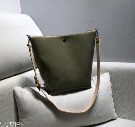 穿裙子背什么包包好看？穿裙子適合背什么包？