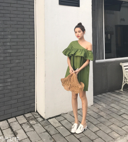 綠色連衣裙怎么搭配？綠色連衣裙搭配圖片