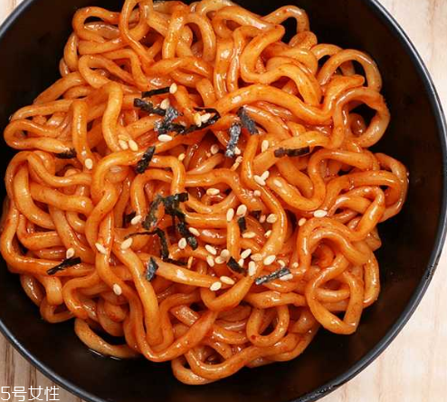方便面沒(méi)泡熟可以吃嗎？半生不熟的泡面可以吃嗎？
