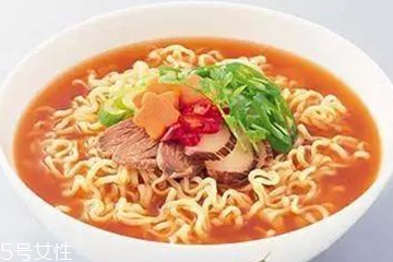 方便面沒(méi)泡熟可以吃嗎？半生不熟的泡面可以吃嗎？
