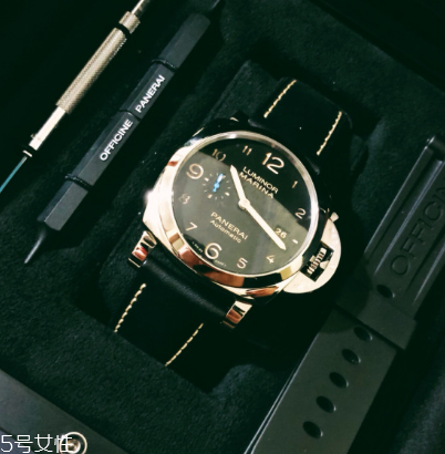 手表上弦是轉(zhuǎn)哪個(gè)方向？手表上弦是順時(shí)針還是逆時(shí)針？