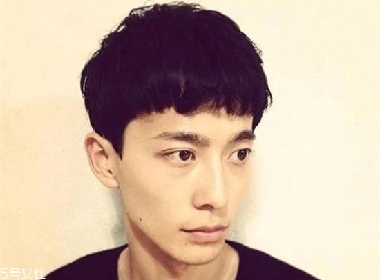 男學生發(fā)型怎么剪好看 5款帥氣又穩(wěn)妥的男學生發(fā)型