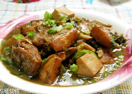 青魚肚子里有蝦能吃嗎？青魚吃蝦嗎？