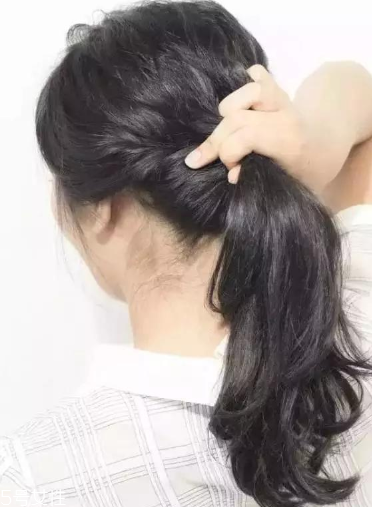 長發(fā)低馬尾怎么扎有氣質 不會散的溫柔婉約低馬尾教程