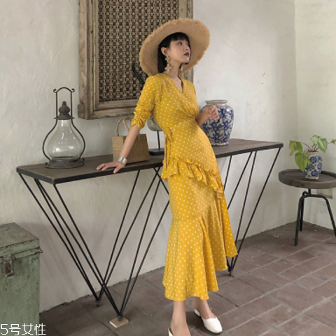 黃皮適合什么顏色裙子？什么顏色裙子適合黃皮女生？
