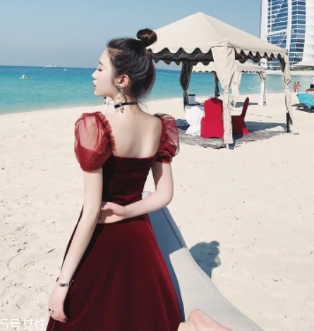 黃皮適合什么顏色裙子？什么顏色裙子適合黃皮女生？