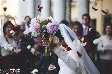 婚紗上面的機油怎么洗？婚紗沾上機油用什么洗？
