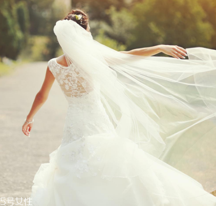 高定婚紗價格一般多少？婚紗高定要多少錢？