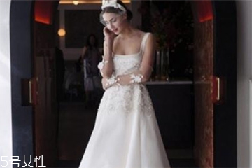 婚紗里面穿什么內(nèi)衣？婚紗里面怎么穿內(nèi)衣？