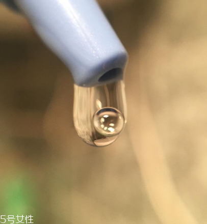 油皮能用精華嗎？油性皮膚能用精華液嗎？